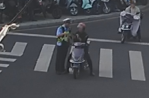 男子不会转账求助交警?网友:问对人了! 男子不会转账求助交警?网友:问对人了!
