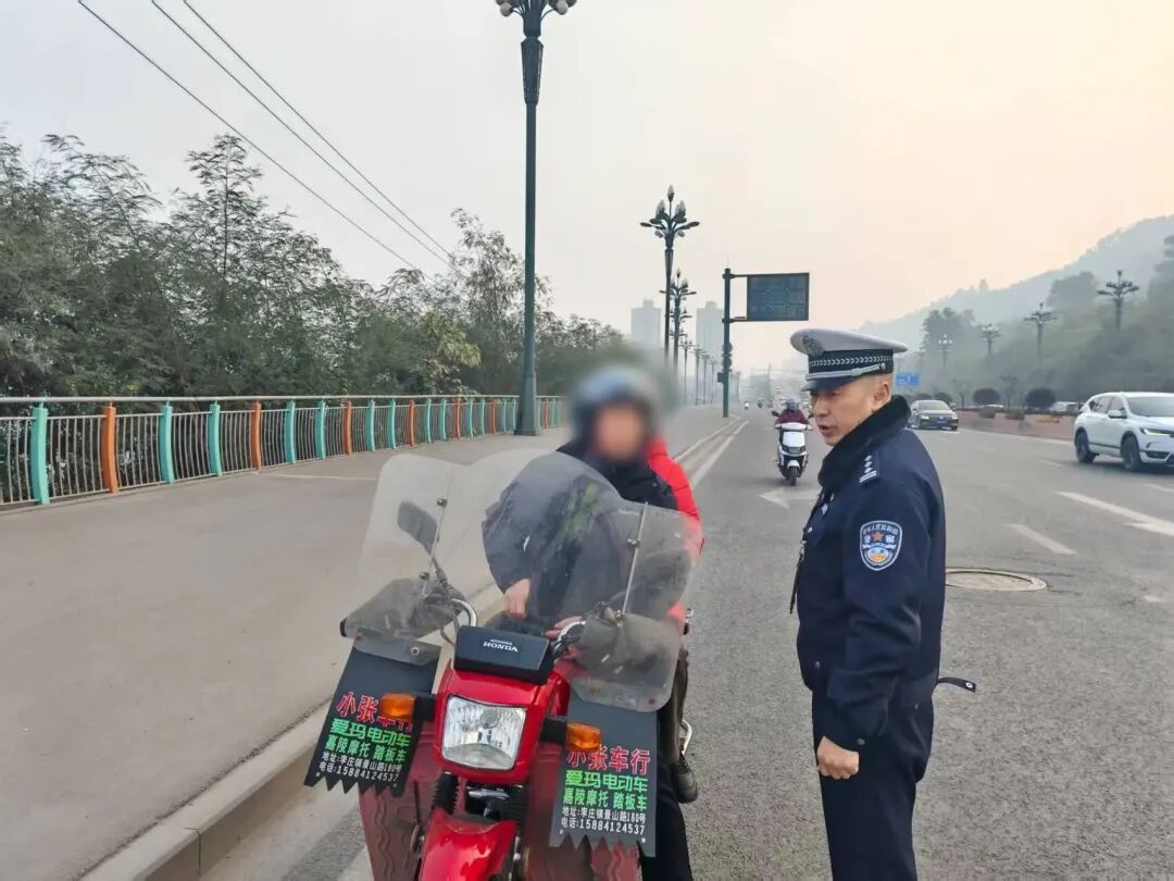 交警田浩,被小型轿车撞击,因公牺牲 交警田浩,被小型轿车撞击,因公牺牲