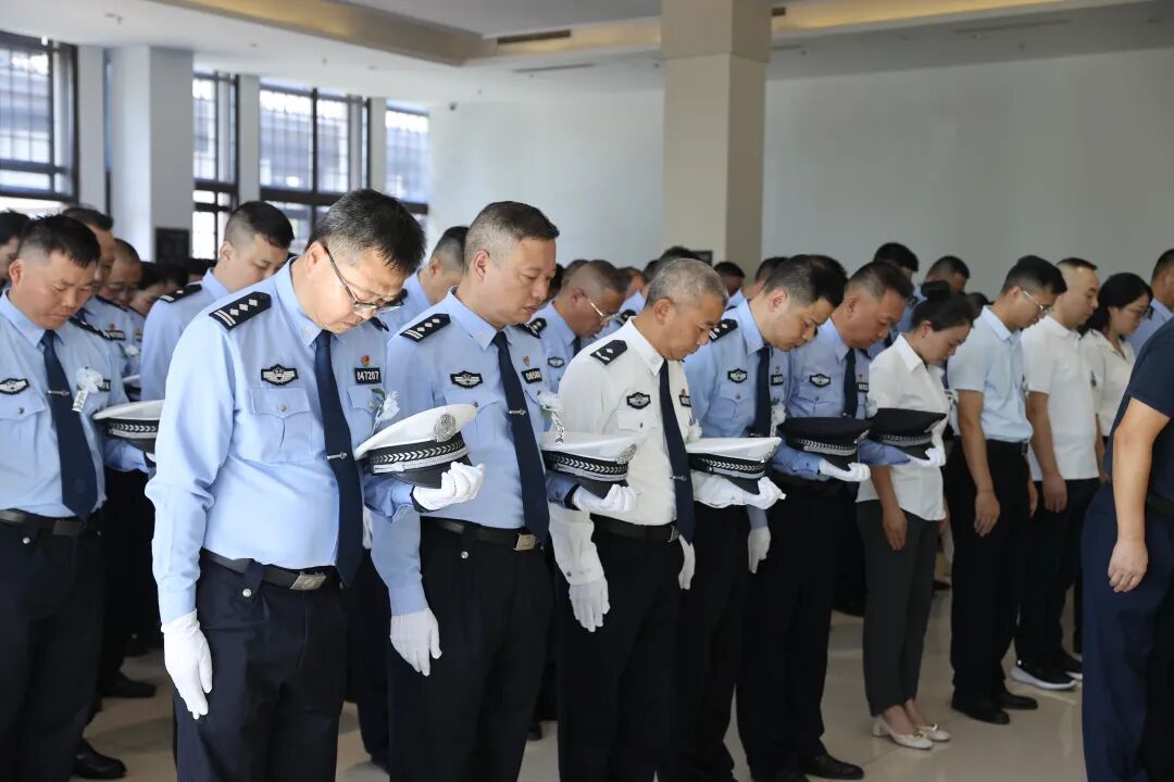 交警田浩,被小型轿车撞击,因公牺牲 交警田浩,被小型轿车撞击,因公牺牲