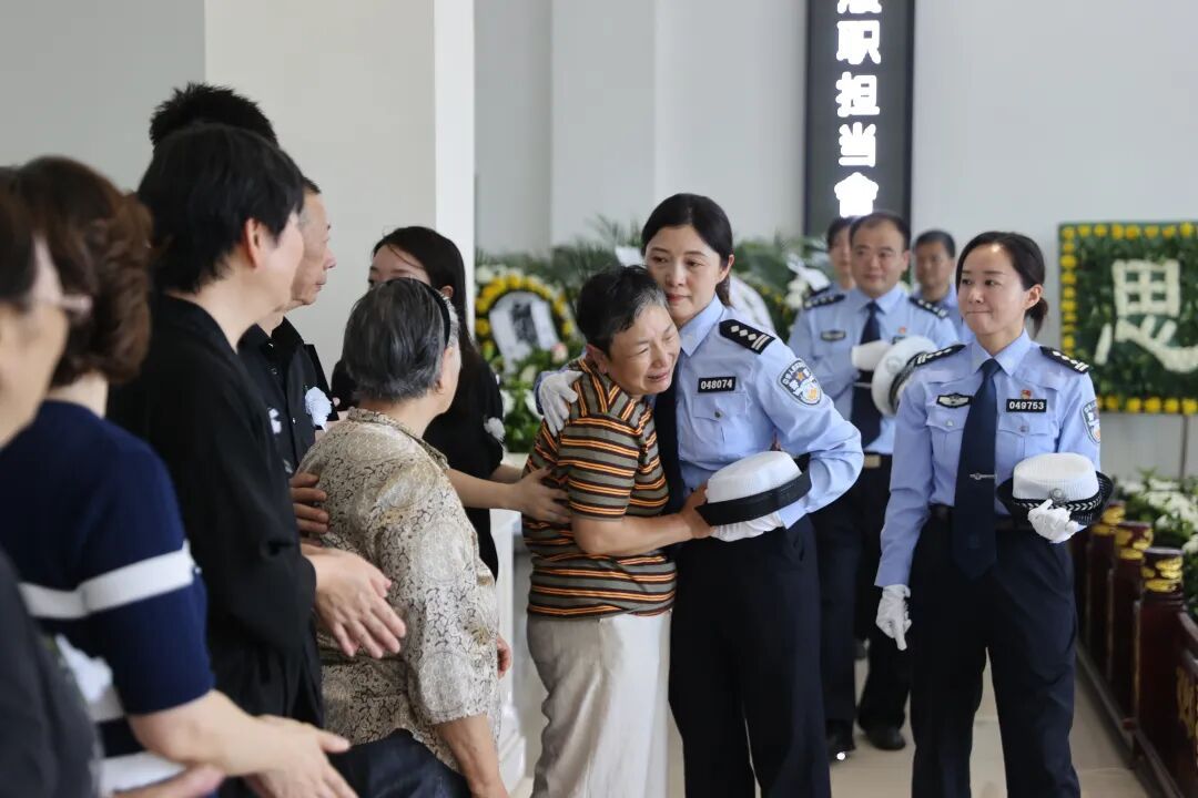 交警田浩,被小型轿车撞击,因公牺牲 交警田浩,被小型轿车撞击,因公牺牲
