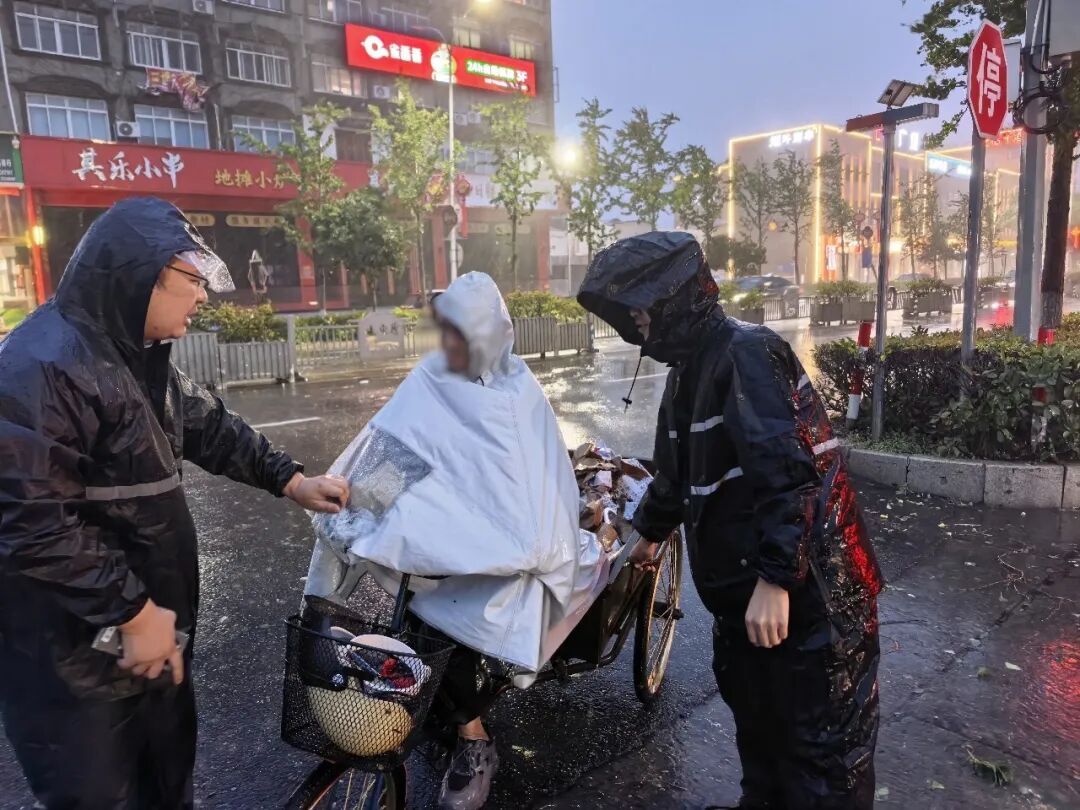 对着拾荒老人“大吼”,这个警察被网友怒赞! 对着拾荒老人“大吼”,这个警察被网友怒赞!