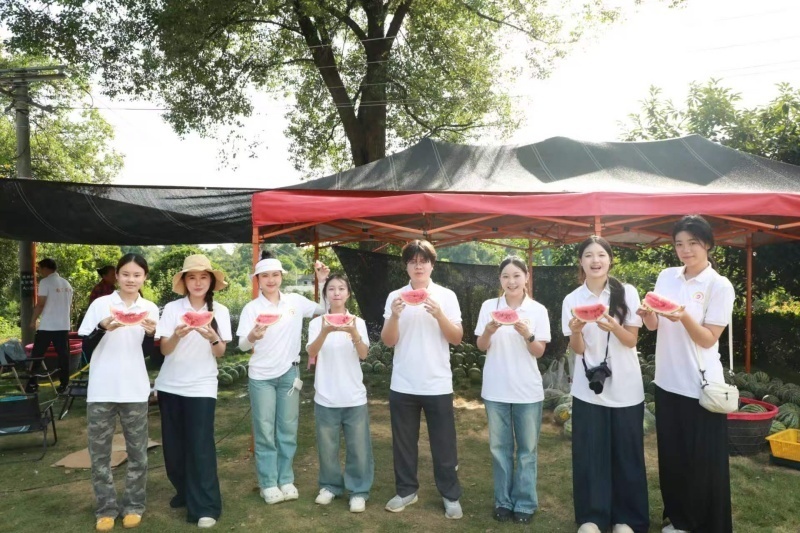 沁甜!帮13岁脑瘫少年家卖西瓜,这群大学生走进瓜田开麦直播 沁甜!帮13岁脑瘫少年家卖西瓜,这群大学生走进瓜田开麦直播