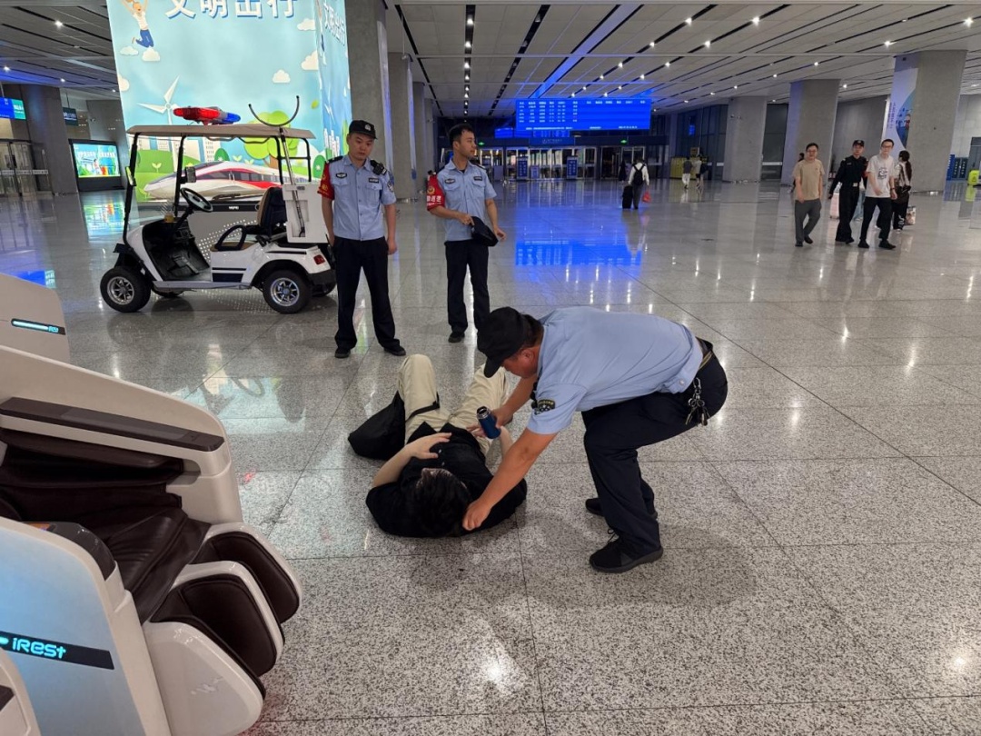 合肥南站现场,紧急救助一食物中毒旅客 合肥南站现场,紧急救助一食物中毒旅客