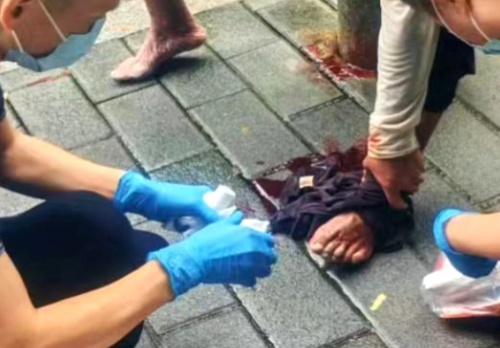 走着走着，腿部突然爆血管！男子瘫坐路边血流不止，深圳铁骑迅速出手→
