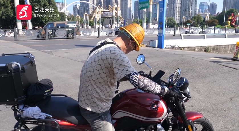 贵阳一男子骑车时被风筝线套住,下巴到脖子割出两道深痕,警惕风筝线变“伤人线” 贵阳一男子骑车时被风筝线套住,下巴到脖子割出两道深痕,警惕风筝线变“伤人线”