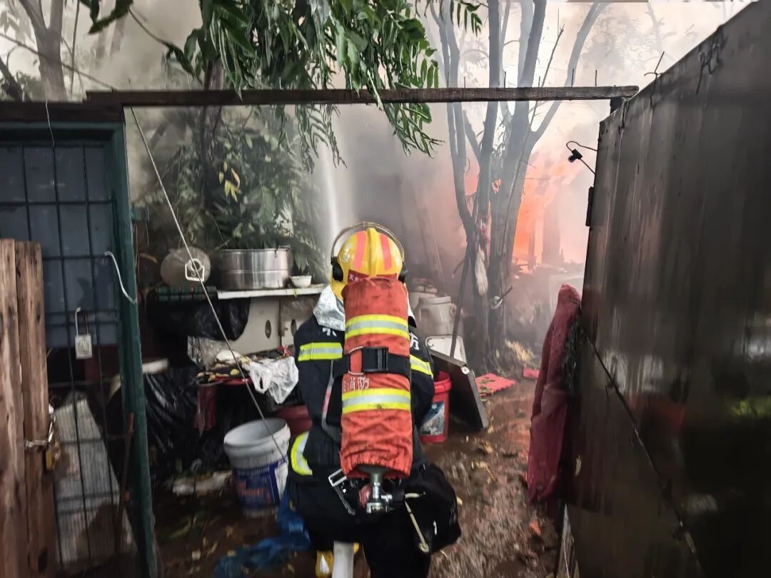 大秦铁路桥下私建铁皮棚发生火灾 未造成人员伤亡及行车影响 大秦铁路桥下私建铁皮棚发生火灾 未造成人员伤亡及行车影响