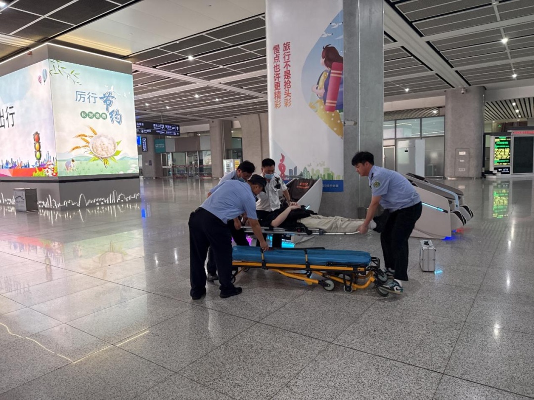 合肥南站现场,紧急救助一食物中毒旅客 合肥南站现场,紧急救助一食物中毒旅客
