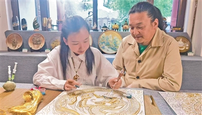 小时候不理解爸爸的工作，长大后成了他的同行