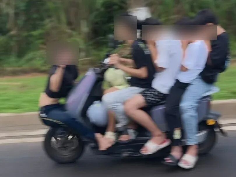 一辆电动车上搭载6名未成年人？这画面让人惊出一身冷汗……文昌警方介入查处