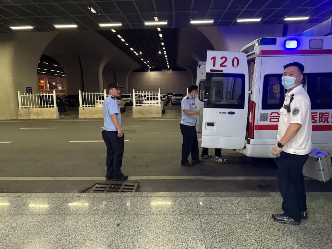 合肥南站现场,紧急救助一食物中毒旅客 合肥南站现场,紧急救助一食物中毒旅客