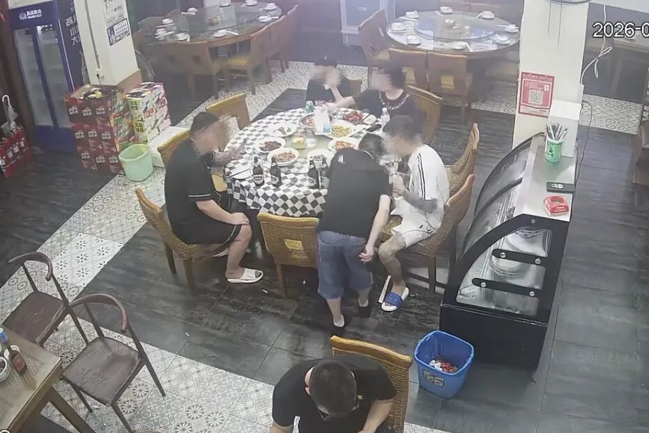 两男子自带铁丝餐馆上演“苦肉计”碰瓷,被长沙民警当场“喊卡”:刑拘了解一下 两男子自带铁丝餐馆上演“苦肉计”碰瓷,被长沙民警当场“喊卡”:刑拘了解一下
