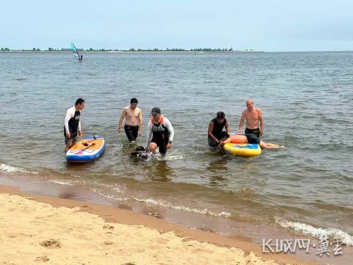19岁冲浪教练,上着班顺便救了2条命…… 19岁冲浪教练,上着班顺便救了2条命……