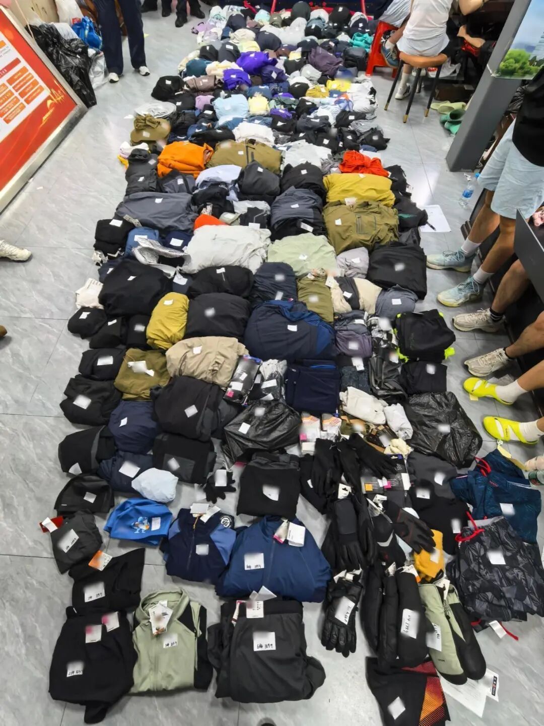广州一男子在试衣间偷走1089件衣服,抓捕现场曝光 广州一男子在试衣间偷走1089件衣服,抓捕现场曝光