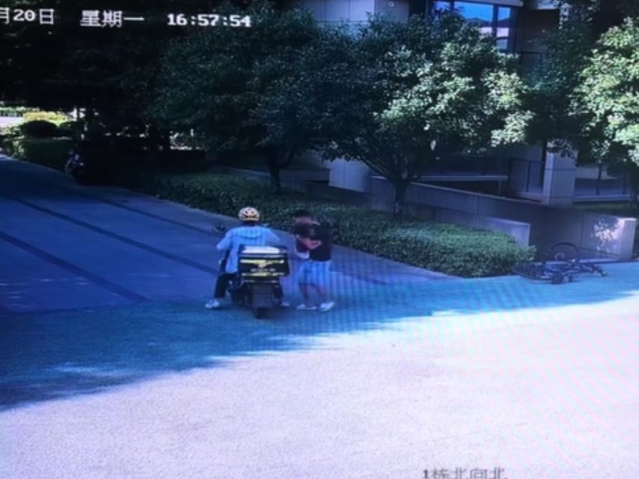 湖南澧县一外卖小哥载着受伤女孩和爸爸直奔医院，爸爸事后全网寻人：像是有一种默契