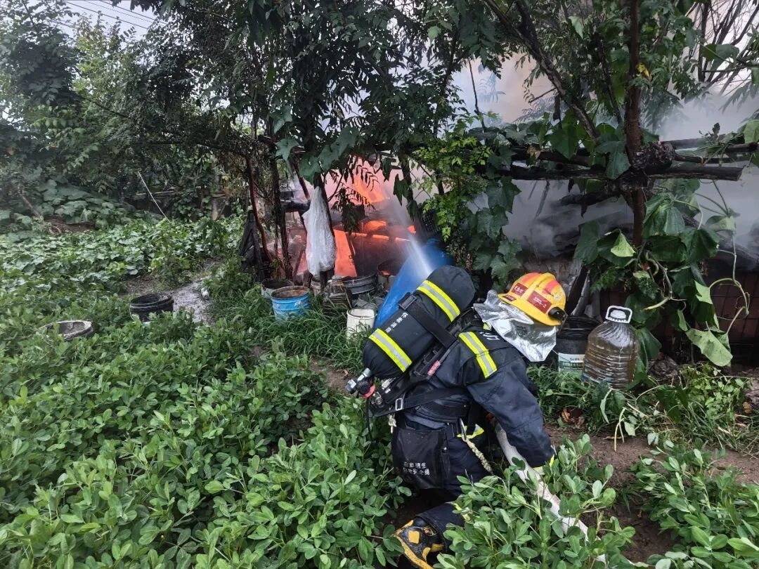 大秦铁路桥下私建铁皮棚发生火灾 未造成人员伤亡及行车影响 大秦铁路桥下私建铁皮棚发生火灾 未造成人员伤亡及行车影响