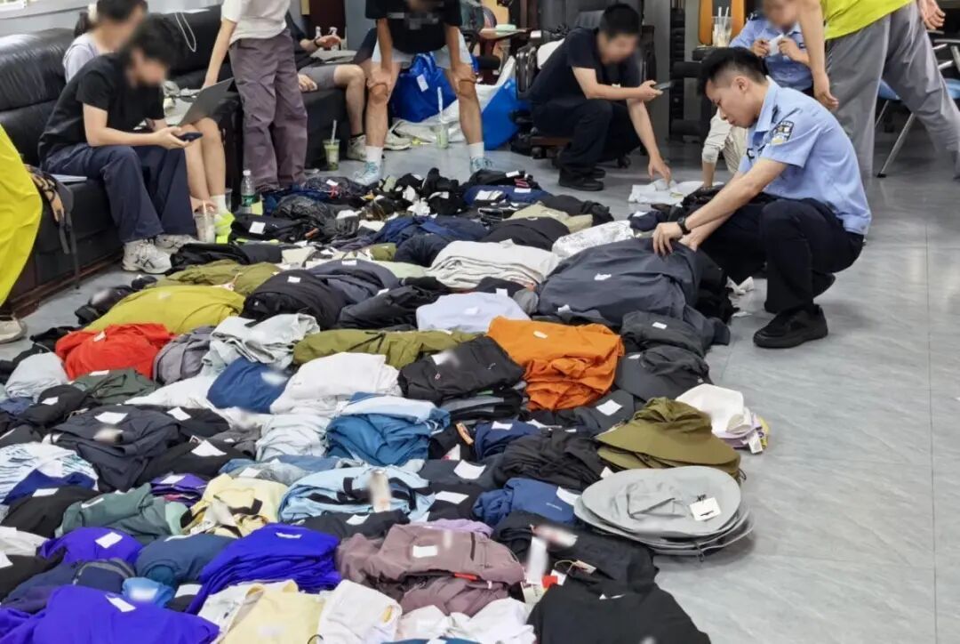 广州一男子在试衣间偷走1089件衣服,抓捕现场曝光 广州一男子在试衣间偷走1089件衣服,抓捕现场曝光