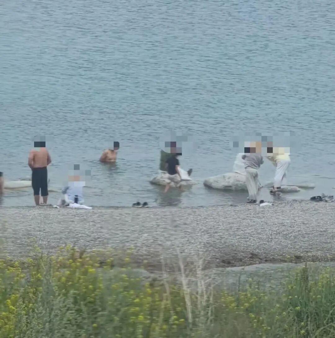 赛里木湖景区出现违规下水游泳行为，景区：不允许，看到会制止；此前景区发布安全提示，高山冷水，常年低温，水下有沟壑暗流，不宜游泳