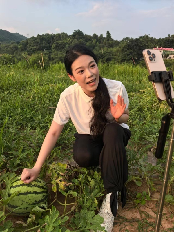 沁甜!帮13岁脑瘫少年家卖西瓜,这群大学生走进瓜田开麦直播 沁甜!帮13岁脑瘫少年家卖西瓜,这群大学生走进瓜田开麦直播