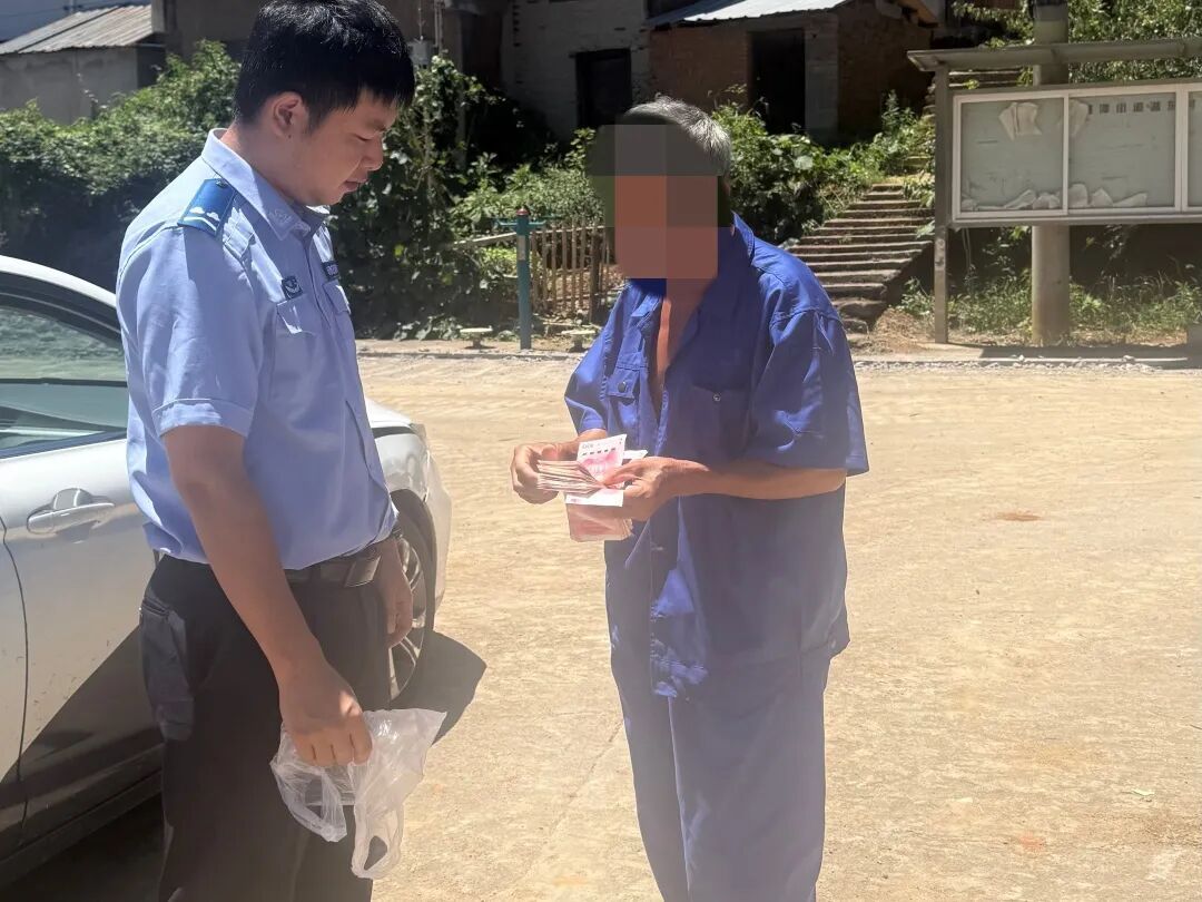 刚取的七千元现金离奇“失窃” 民警循着监控帮老人寻回失款 刚取的七千元现金离奇“失窃” 民警循着监控帮老人寻回失款