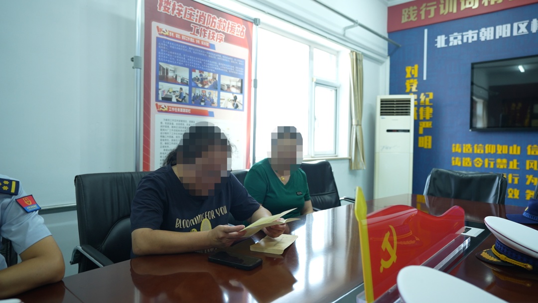 消防员紧急施救老人 家属送锦旗上门致谢 消防员紧急施救老人 家属送锦旗上门致谢