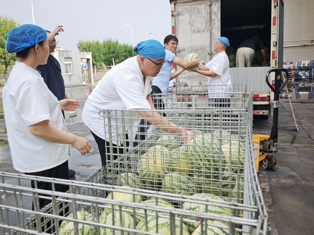 许昌2名瓜农为14万斤滞销西瓜求援续:当地政企连夜联动,已售罄 许昌2名瓜农为14万斤滞销西瓜求援续:当地政企连夜联动,已售罄