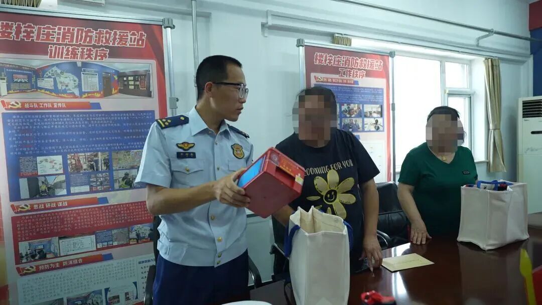 消防员紧急施救老人 家属送锦旗上门致谢 消防员紧急施救老人 家属送锦旗上门致谢