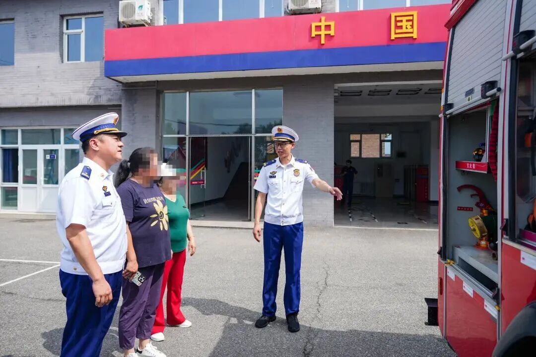 消防员紧急施救老人 家属送锦旗上门致谢 消防员紧急施救老人 家属送锦旗上门致谢