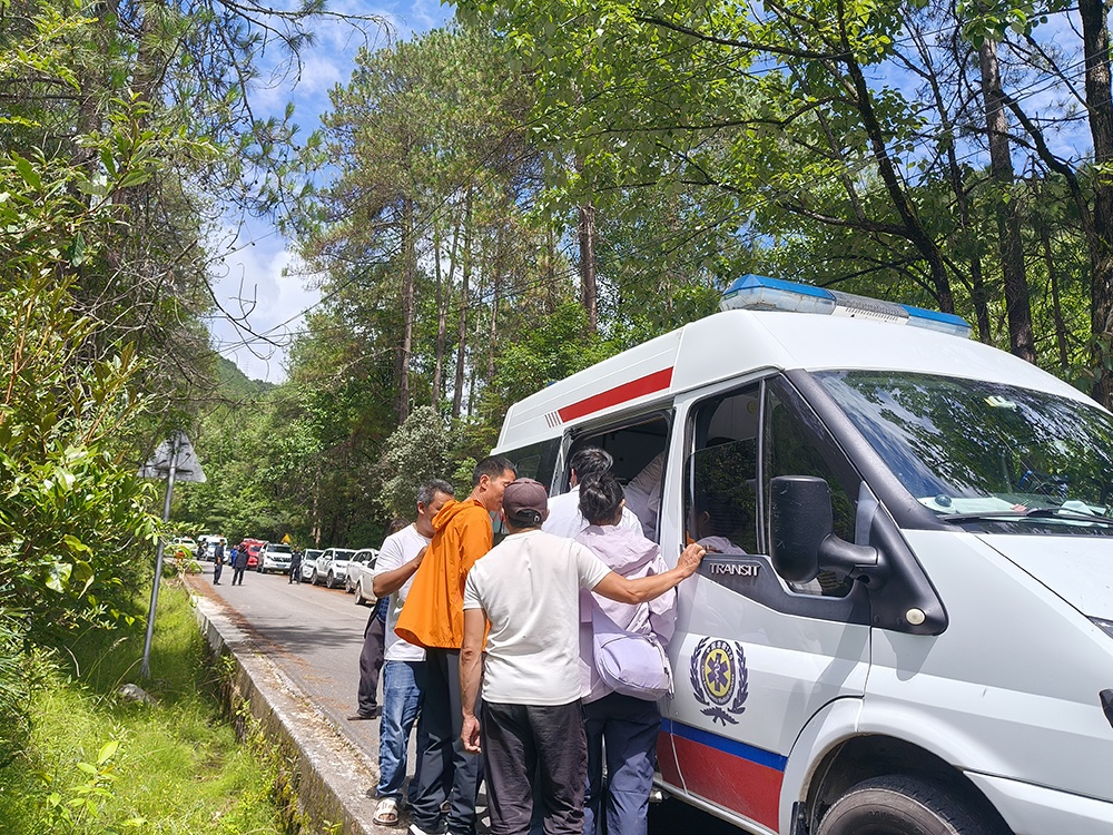 云南怒江9岁女童上山捡菌子走失近20小时获救:躲进废弃小木屋避雷电暴雨冷静自救 云南怒江9岁女童上山捡菌子走失近20小时获救:躲进废弃小木屋避雷电暴雨冷静自救