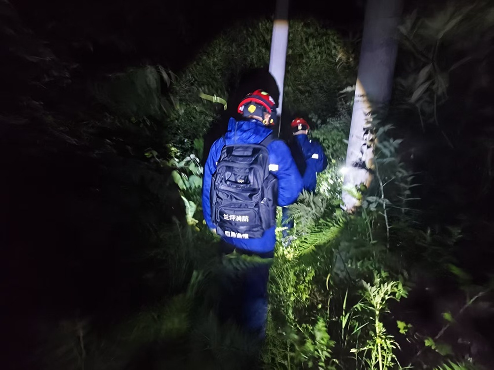 云南怒江9岁女童上山捡菌子走失近20小时获救:躲进废弃小木屋避雷电暴雨冷静自救 云南怒江9岁女童上山捡菌子走失近20小时获救:躲进废弃小木屋避雷电暴雨冷静自救