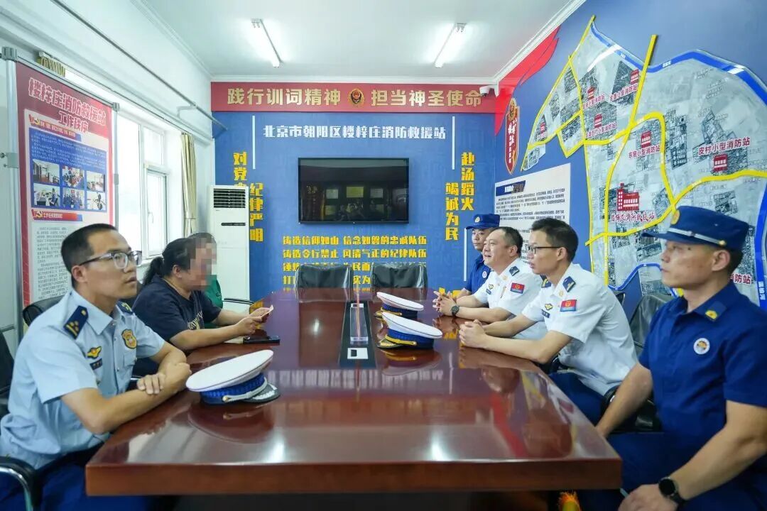 消防员紧急施救老人 家属送锦旗上门致谢 消防员紧急施救老人 家属送锦旗上门致谢