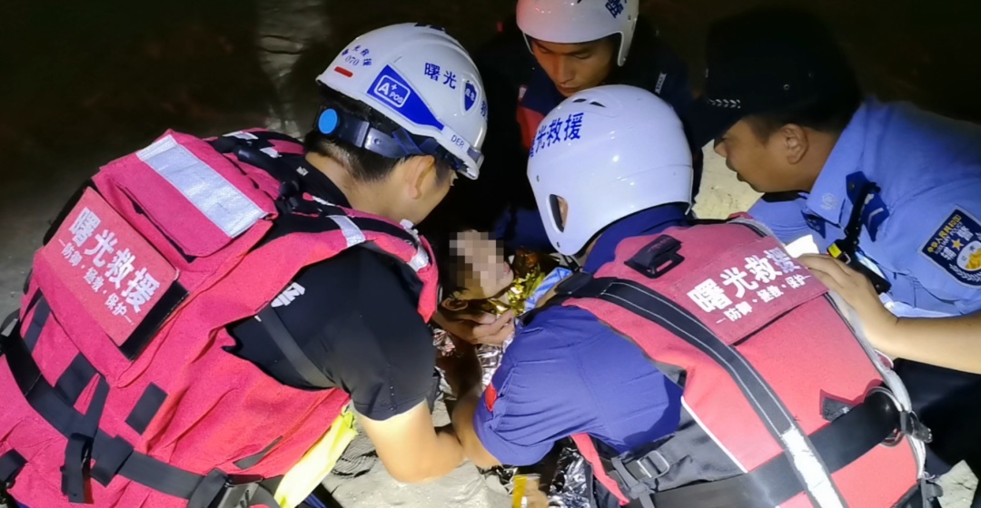 5岁女童海边溺水获救送医,家长始终未现身!当地回应 5岁女童海边溺水获救送医,家长始终未现身!当地回应