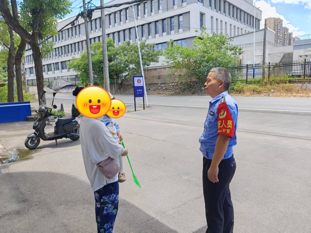 一岁萌娃走失，藏蓝变身“临时奶爸”