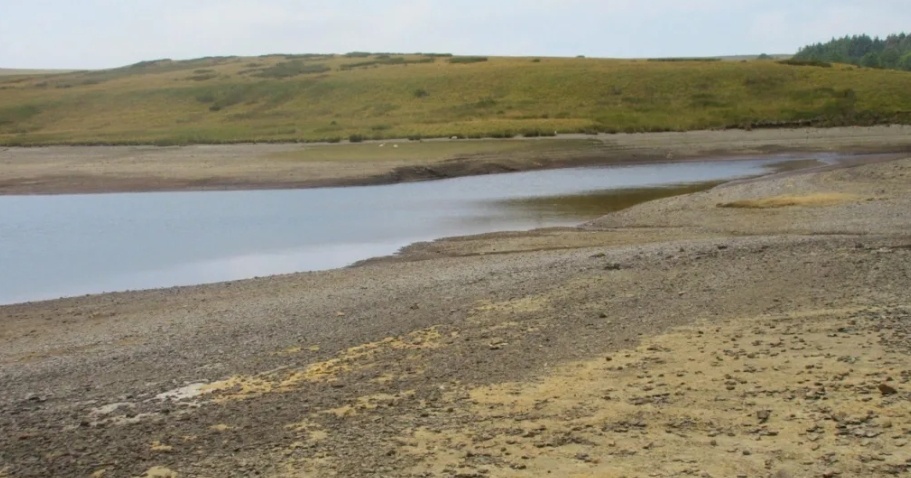 英国威尔士地区多条河流水位降至“异常低位” 英国威尔士地区多条河流水位降至“异常低位”