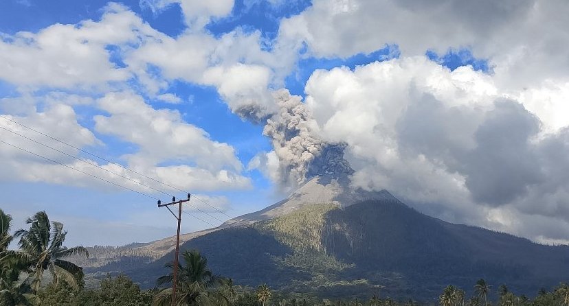 印尼东努沙登加拉省一火山喷发 火山灰柱高约1200米 印尼东努沙登加拉省一火山喷发 火山灰柱高约1200米