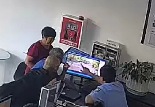 刚取的七千元现金离奇“失窃” 民警循着监控帮老人寻回失款 刚取的七千元现金离奇“失窃” 民警循着监控帮老人寻回失款