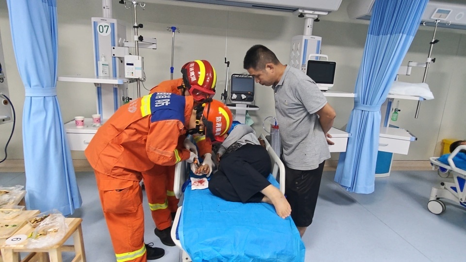 戒指卡手就医遇难题,长沙县消防破拆助脱困 戒指卡手就医遇难题,长沙县消防破拆助脱困