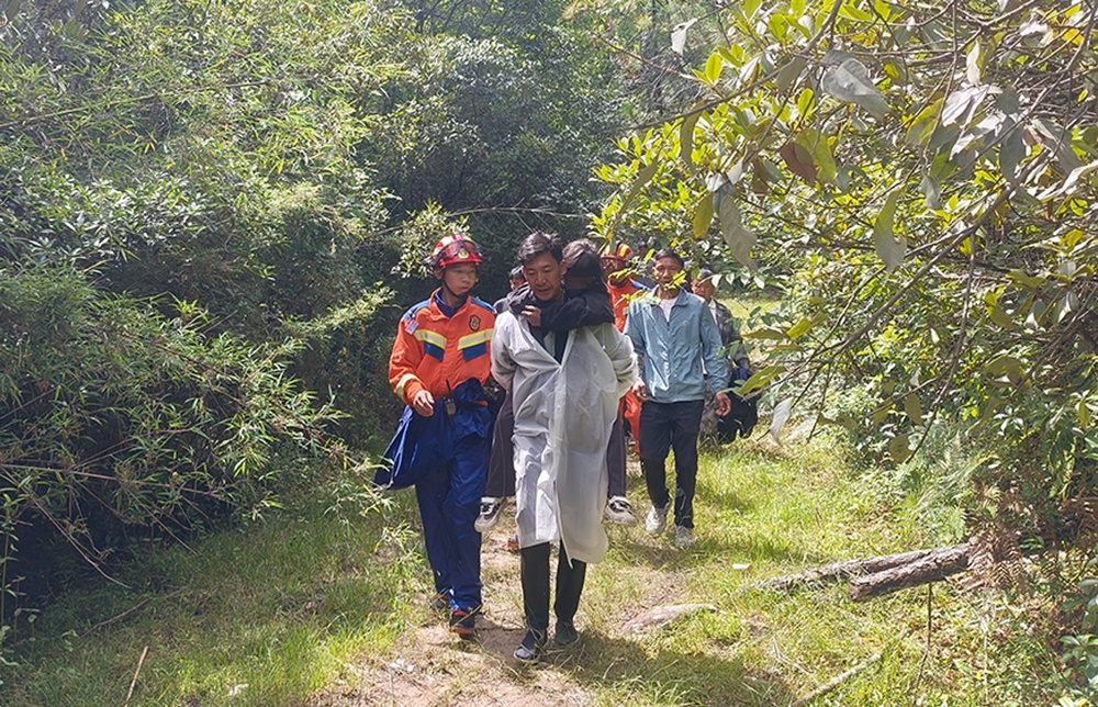 云南怒江9岁女童上山捡菌子走失近20小时获救:躲进废弃小木屋避雷电暴雨冷静自救 云南怒江9岁女童上山捡菌子走失近20小时获救:躲进废弃小木屋避雷电暴雨冷静自救