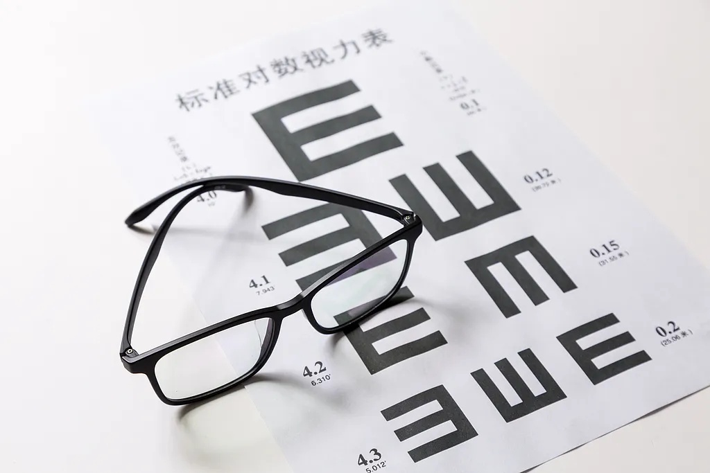 想让眼睛瞎得更快，一定要用这个姿势玩手机！
