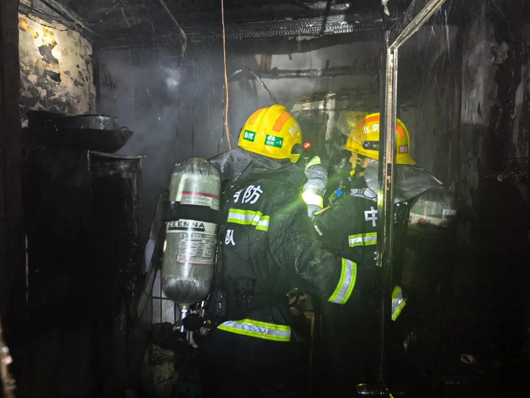 消防员紧急施救老人 家属送锦旗上门致谢 消防员紧急施救老人 家属送锦旗上门致谢