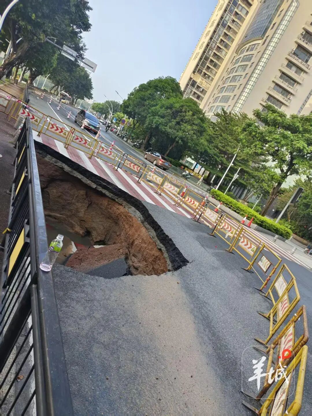 广东江门一路段路面发生塌陷，当地回应：未造成车辆跌落及人员伤亡