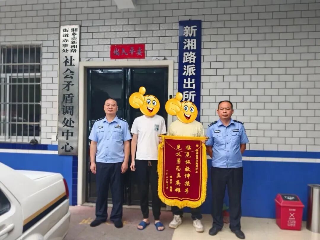 被水冲走十余米,被碎石划伤鲜血直流,他死死护住…… 被水冲走十余米,被碎石划伤鲜血直流,他死死护住……