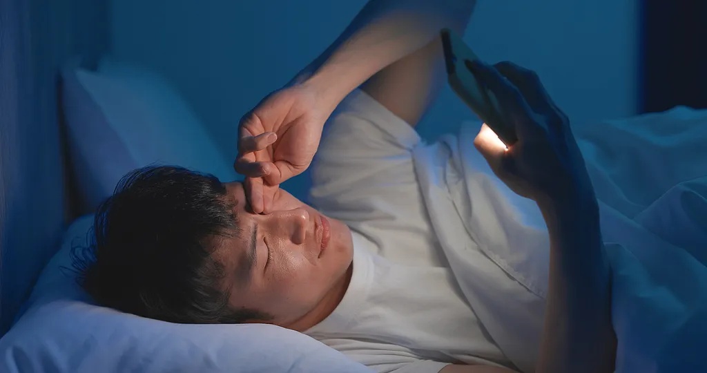 今天起,别再用这个姿势玩手机了! 今天起,别再用这个姿势玩手机了!