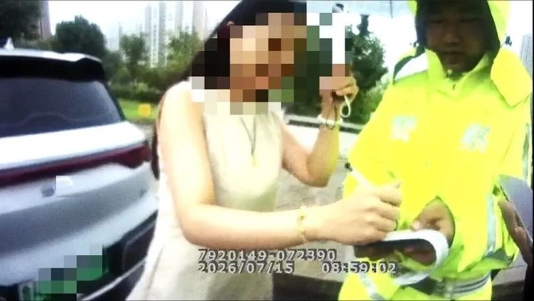 济南同一地,两车用口罩遮挡号牌同时被查,车主竟是母女 济南同一地,两车用口罩遮挡号牌同时被查,车主竟是母女