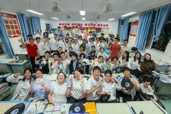 高考640分，全身几近瘫痪的“铁路娃”，被理想大学录取！