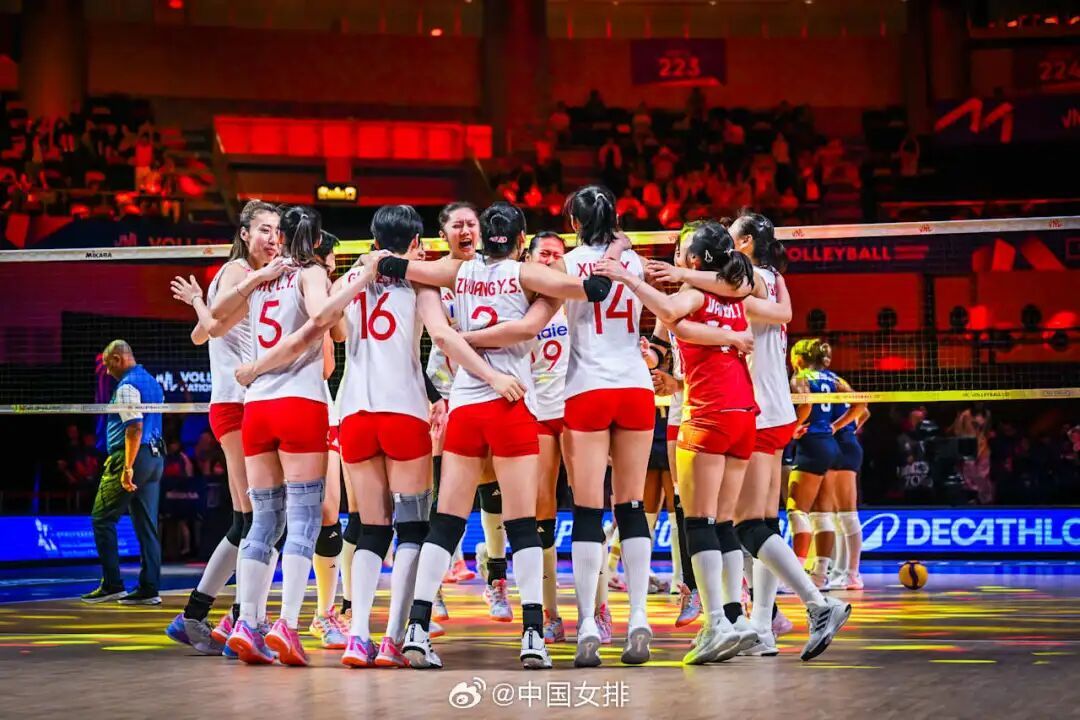 荡气回肠!中国女排3-2逆转美国队,网友泪目:这就是熟悉的女排精神! 荡气回肠!中国女排3-2逆转美国队,网友泪目:这就是熟悉的女排精神!