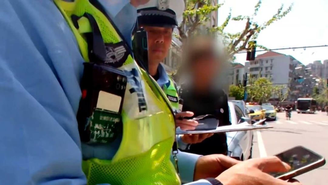 “碰瓷”团伙引诱他人无证驾驶,致事故后“私了”?上海警方出手了! “碰瓷”团伙引诱他人无证驾驶,致事故后“私了”?上海警方出手了!