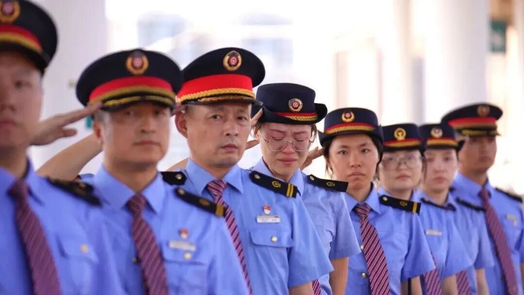 党鑫蕊倒在救灾现场,父亲说:让他再看一眼工作过的车站…… 党鑫蕊倒在救灾现场,父亲说:让他再看一眼工作过的车站……