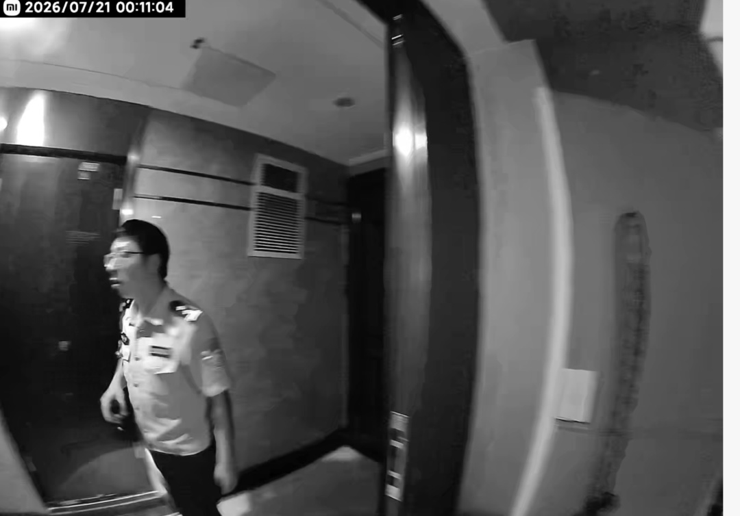 密闭楼道如蒸笼!重庆民警冒高温爬遍40余层高楼,连夜找回失联老人 密闭楼道如蒸笼!重庆民警冒高温爬遍40余层高楼,连夜找回失联老人