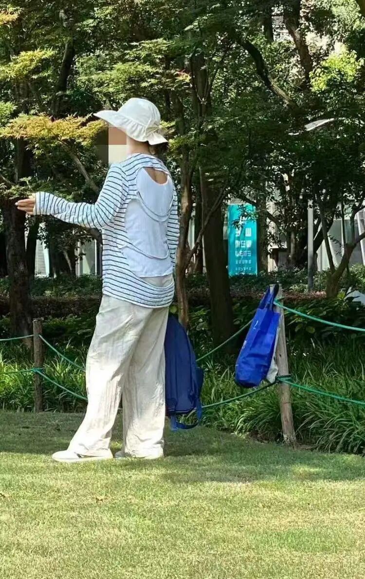 三伏天,公园有人扎堆晒背?零星有人来晒,还有人剪了衣服后背自制晒背服 三伏天,公园有人扎堆晒背?零星有人来晒,还有人剪了衣服后背自制晒背服