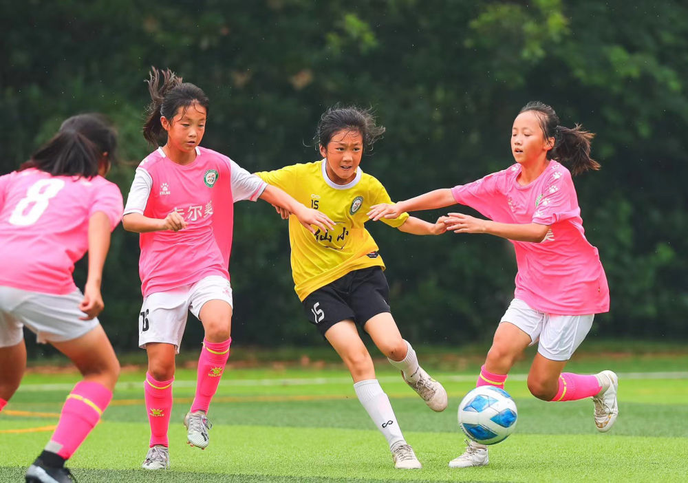 中国女孩王歆伊在西班牙的足球追梦路 中国女孩王歆伊在西班牙的足球追梦路